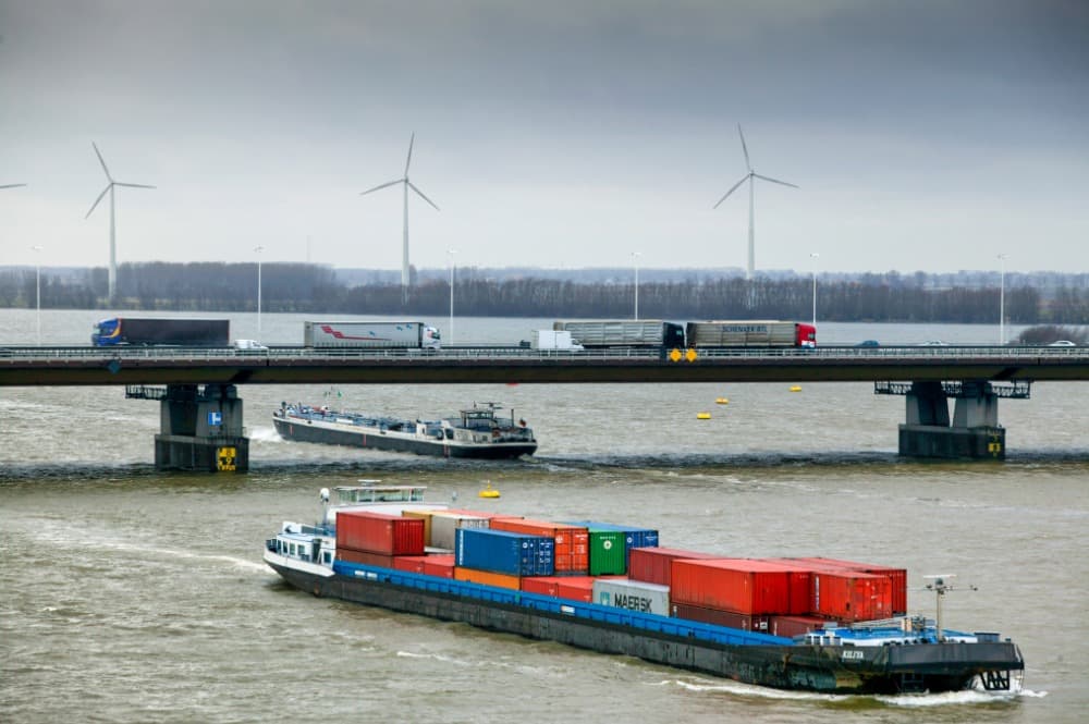 binnenvaartschepen bij een brug
